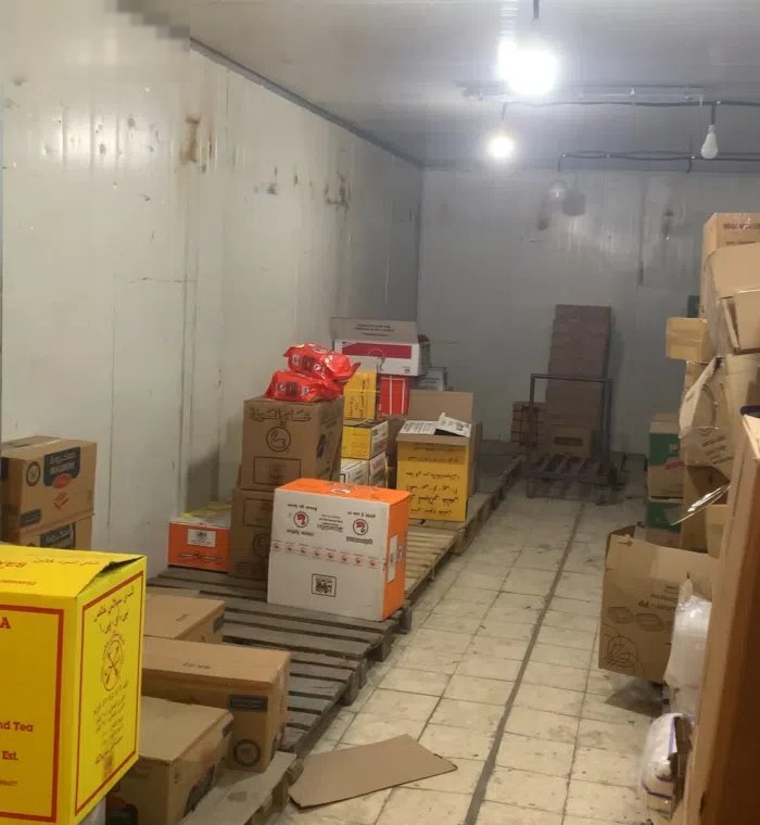 مبرد للإيجار مساحه 200 متر بجوار كل الخدمات بالشويخ شارع المواشي بجوار دوار الفحم