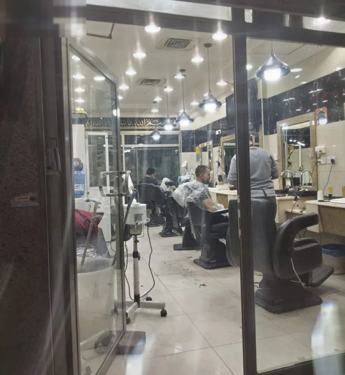 صالون حلاقة رجالي للبيع  5كراسي موقع ممتاز خيطان بجوار سوق الريامي في برج عبدالله التجاري ايجار 800د