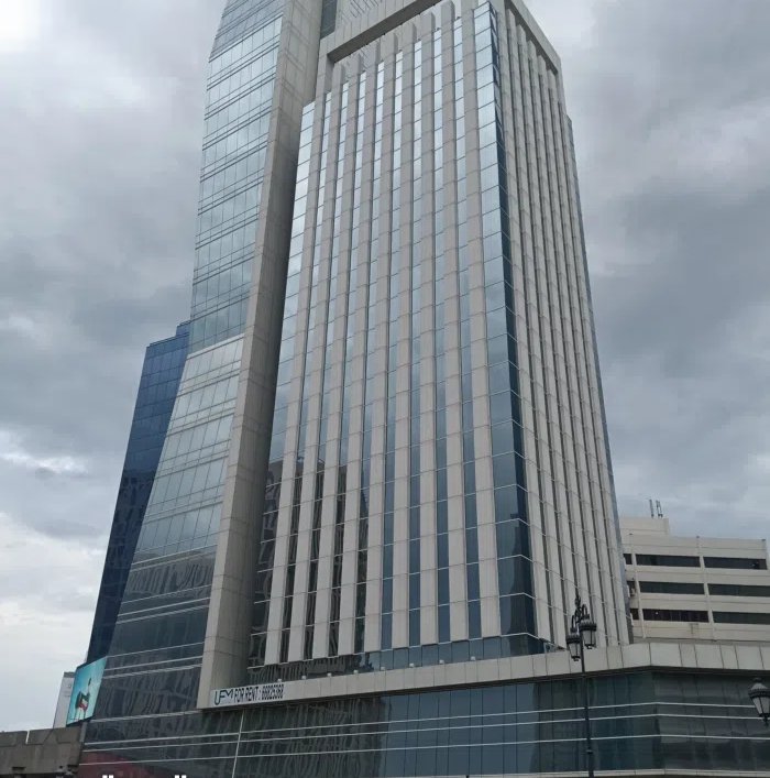 للإيجار  مكتب  إداري  في برج حديث بأرقى مناطق الكويت شرق