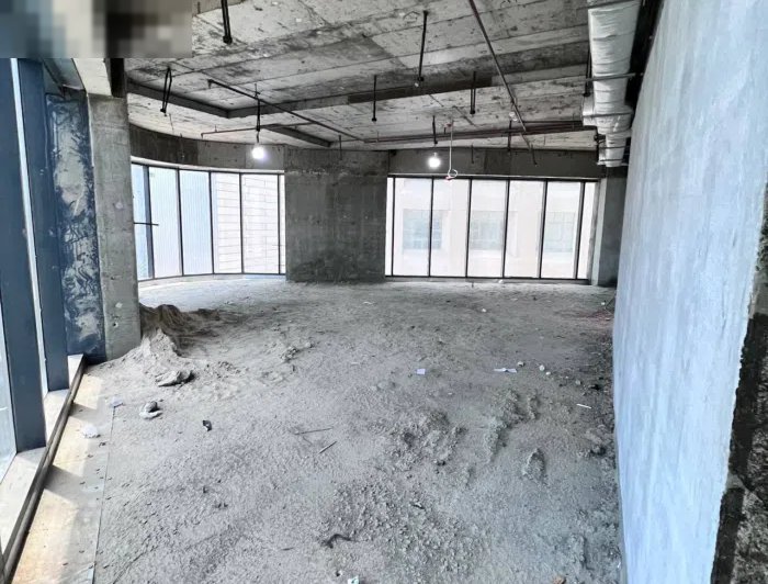 نصف دور تجاري للإيجار في شرق قطعة 7