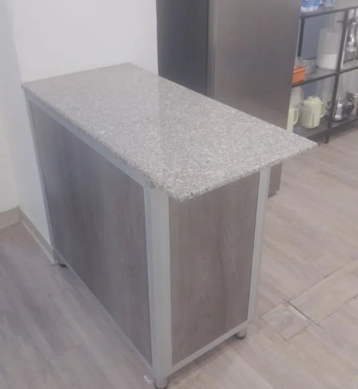 للبيع مكتب خلو بالضجيج مقابل اكسايب الغانم ، اسم المجمع دلال سنتر موقع مميز