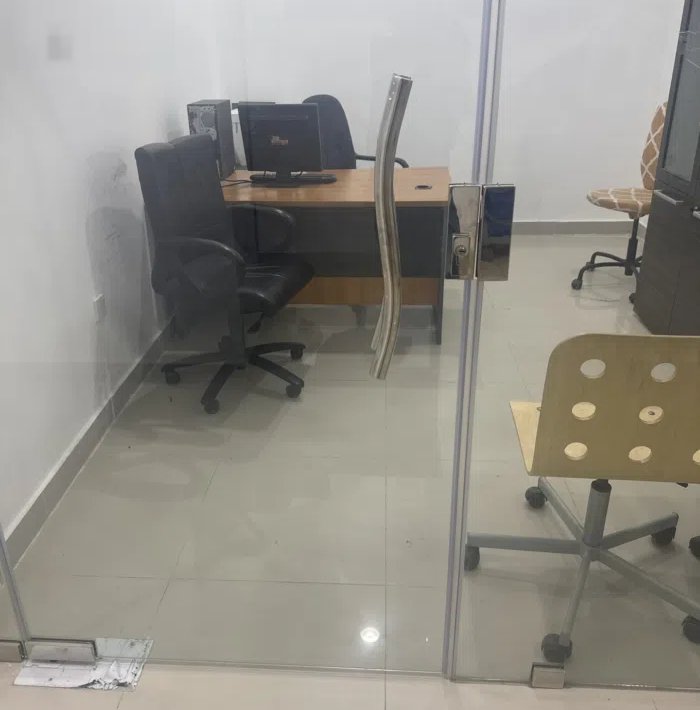 لايجار مكاتب موقع ممتاز مساحات مختلفه تبدا من 13 الي 18 متر مخرج سهل تصلح لجميع الانشطه